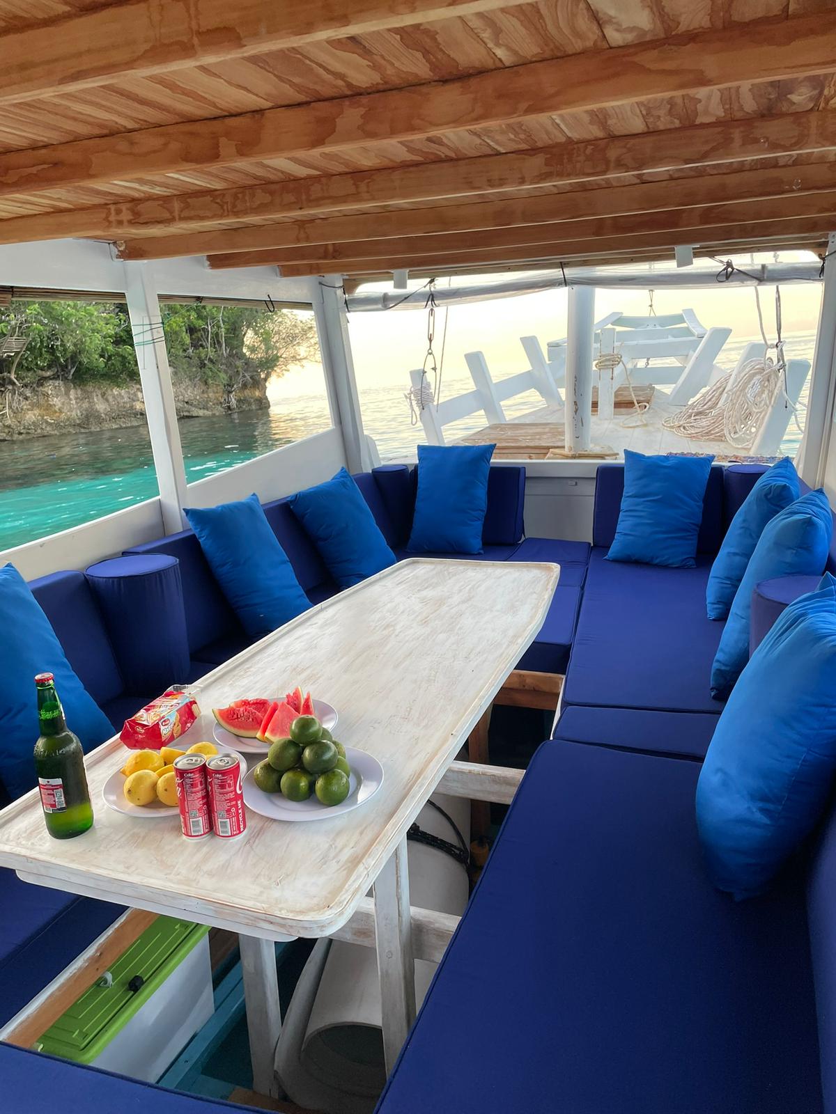 TogeanVoyage boat - deck and lounge